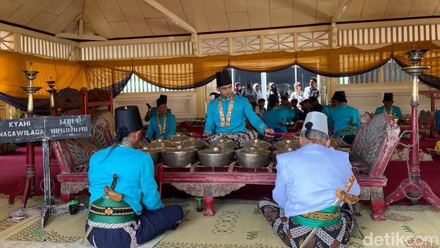 Para niyaga memainkan gamelan Sekaten di Masjid Gedhe Kauman, Rabu (27/9/2023).