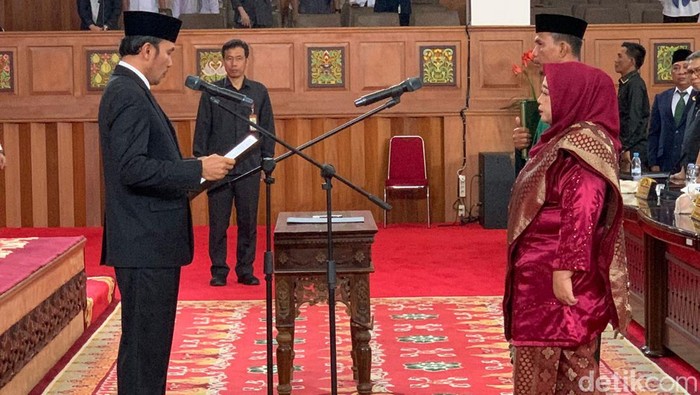 DPRD Jambi melakukan pergantian antarwaktu anggota yang menjadi tersangka kasus suap ketok palu RAPBD 2017-2018.