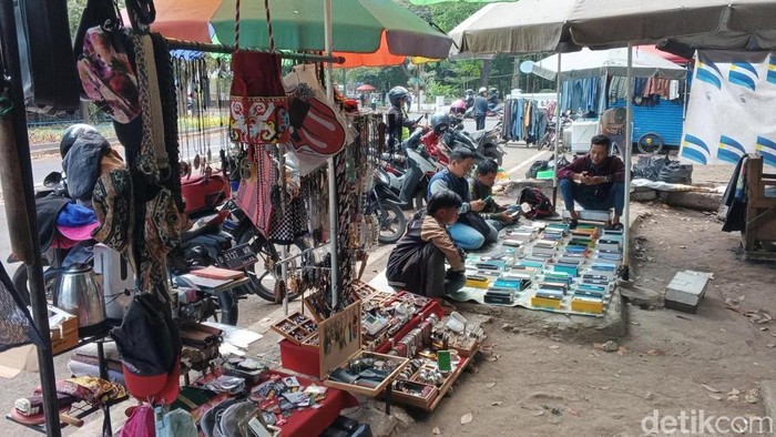 Pedagang loak di kawasan Pet Park Kota Bandung