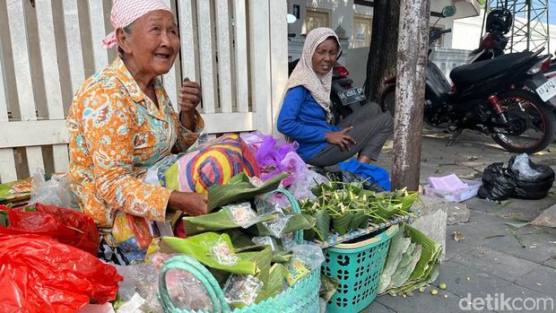 Pedagang makanan khas Sekaten di kompleks Masjid Gedhe Kauman, Kota Jogja, Rabu (27/9/2023).