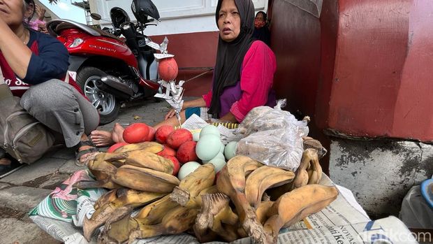 Pedagang makanan khas Sekaten di kompleks Masjid Gedhe Kauman, Kota Jogja, Rabu (27/9/2023).