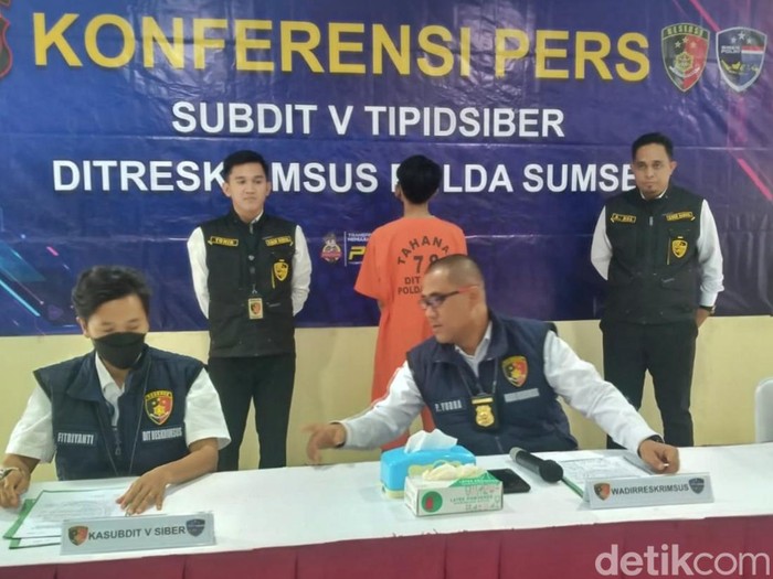 Pelaku Peretasan Modus Klik APK di Palembang.