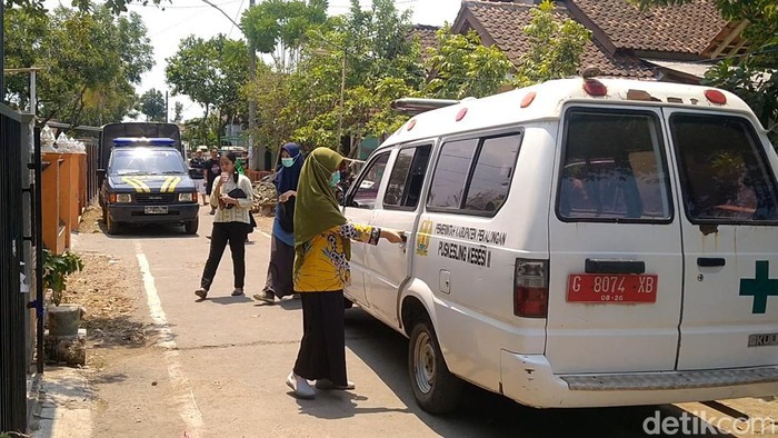 Pemakaman lansia tewas terbakar di Pekalongan, Rabu (27/9/2023).