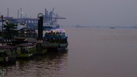 Sejumlah wisatawan naik kapal wisata untuk menyusuri Sungai Kapuas yang diselimuti kabut asap di Pontianak, Kalimantan Barat, Rabu (27/9/2023).