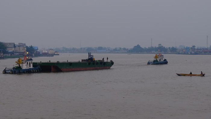 Kapal wisata berlayar di Sungai Kapuas yang diselimuti kabut asap, Pontianak, Kalimantan Barat, Rabu (27/9/2023). Berdasarkan pantauan BMKG per 26 September 2023, terdapat 174 titik panas yang terdeteksi di tujuh kabupaten di Kalimantan Barat yaitu Ketapang, Kayong Utara, Melawi, Sintang, Sambas, Mempawah dan Kubu Raya. ANTARA FOTO/Jessica Wuysang/rwa.