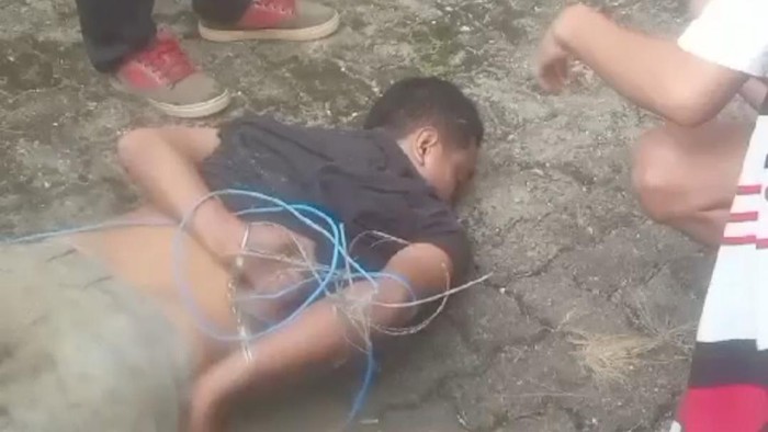 Pencuri motor kepergok diikat dan dimassa warga Jambi