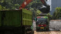 Lumpur yang dikeruk ini nantinya dibawa menggunakan truk untuk dibuang.