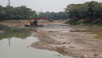 Pengerukan ini ditargetkan selesai sebelum musim penghujan datang.