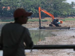 Pengerukan Lumpur Situ Parigi Terus Dikebut