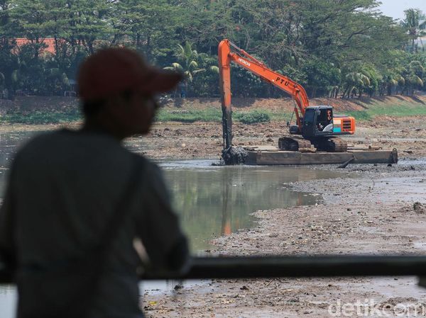 Pengerukan Lumpur Situ Parigi Terus Dikebut