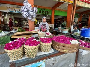 Cerita Penjual Bunga Tabur di Pasar Kranggan Jelang Maulid Nabi