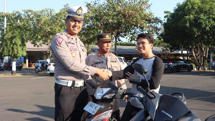 Penyerahan motor korban curanmor di Tuban