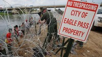 Kawat berduri tersebut dipasang sebagai upaya memblokir migran memasuki Texas dari Meksiko secara ilegal. 