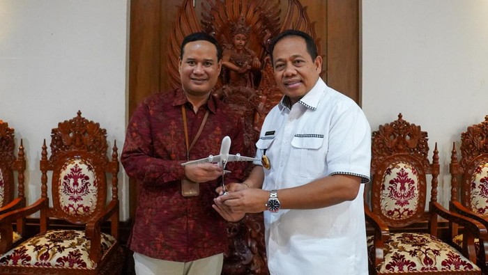Pj Gubernur Bali Sang Made Mahendra Jaya saat menerima audiensi dari Garuda Indonesia di Rumah Jabatan Gubernur Bali, Rabu (27/9/2023). (Humas Pemprov Bali)