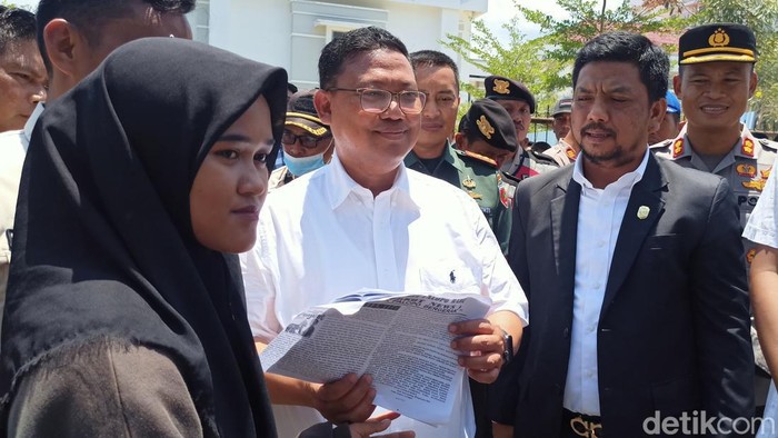 Pj Wali Kota Palopo Asrul Sani menemui massa aksi.