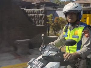 Viral Polantas Kendarai Motor Sambil Merokok, Kapolres Cimahi Minta Maaf