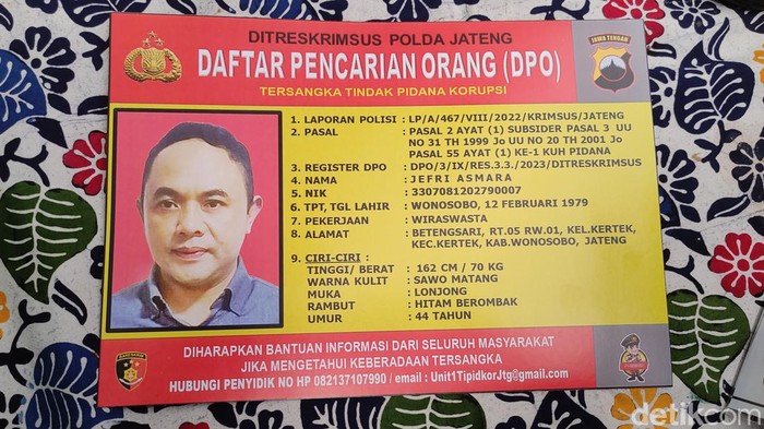 Polda Jateng mengeluarkan poster foto buron korupsi pengadaan tanah di Dana Pensiun Perusahaan Pelabuhan dan Pengerukan (DP4), Rabu (27/9/2023).
