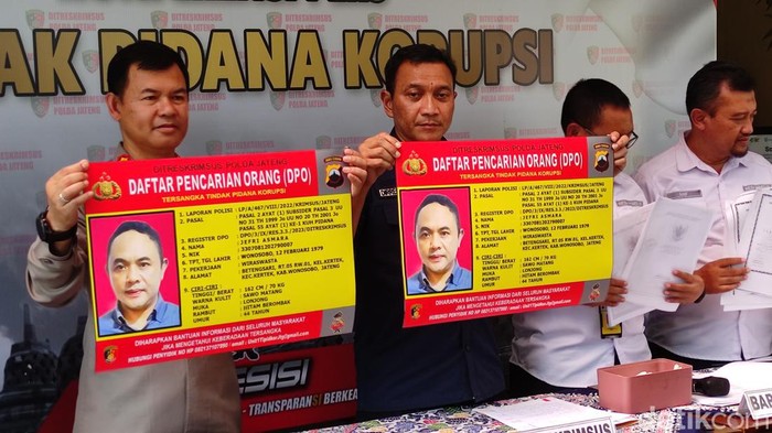 Polda Jateng mengeluarkan poster foto buron korupsi pengadaan tanah di Dana Pensiun Perusahaan Pelabuhan dan Pengerukan (DP4), Rabu (27/9/2023).