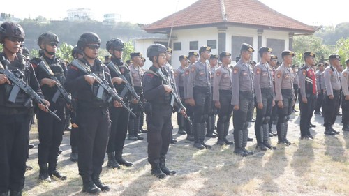 Polisi terjunkan pasukan untuk membubarkan acara HUT ormas di Wantilan Desa Adat Jimbaran pada Rabu (27/9/23).