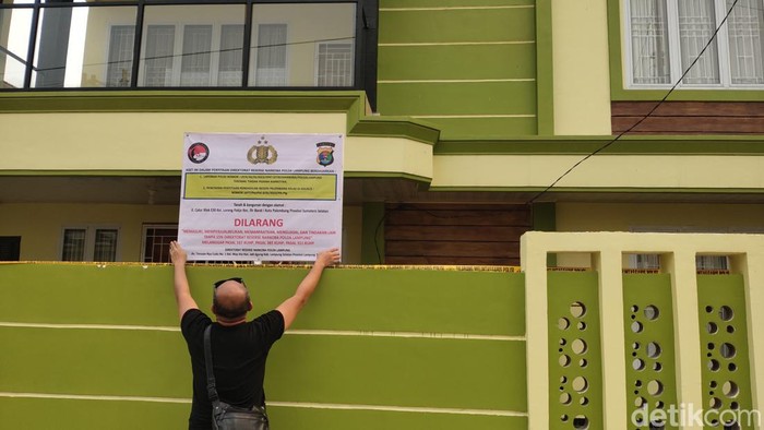 Polisi menyita aset-aset milik Selebgram Adelia dan suaminya