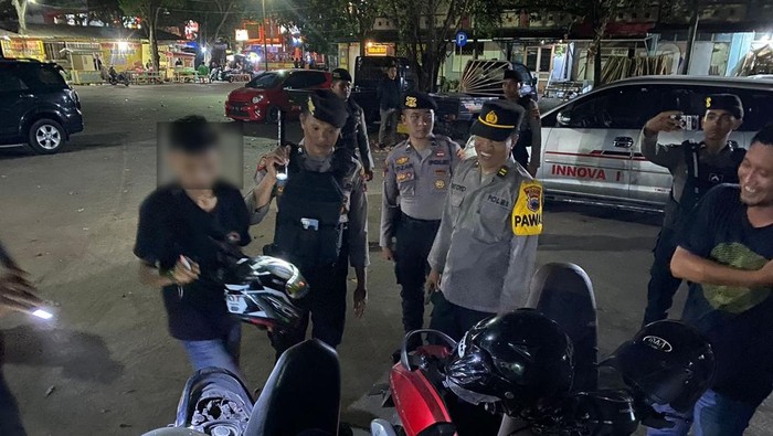 Polisi patroli di jalanan Pati usai viral waspada cah ngarit di malam hari. Foto diunggah Rabu (27/9/2023).
