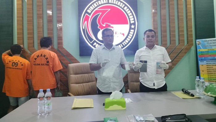 Polisi saat merilis kasus penangkapan 2 pengedar narkoba di Kolaka.