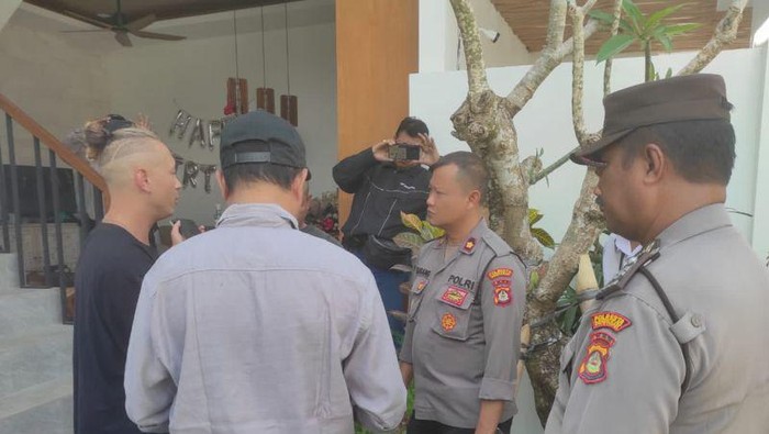Polsek Kuta Selatan mengamankan seorang WNA asal Rusia berinisial DS (34) yang berjalan tanpa busana di Bali.