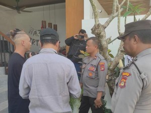 Lagi-lagi Turis Rusia, Kali Ini Nyebrang Jalan Sambil Telanjang