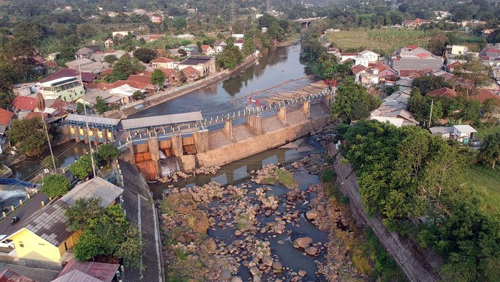 Foto udara aliran air Sungai CIliwung yang menyusut di Katulampa, Bogor, Jawa Barat, Rabu (27/9/2023). Debit air Sungai Ciliwung mengalami penurunan drastis akibat musim kemarau. ANTARA FOTO/Yulius Satria Wijaya/tom,.