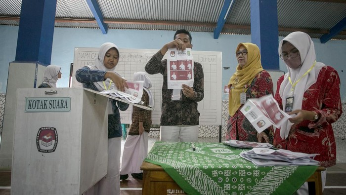 Siswa memasukan surat suara kedalam kotak pada kegiatan Sosialisasi Pemilu yang bertepatan dengan pemilihan ketua Organisasi Siswa Intra Sekolah (OSIS) dengan sistem Pemilu di SMA I Karangpandan, Karanganyar, Jawa Tengah, Rabu (27/9/2023). Sekolah setempat bekerja sama dengan KPU Karanganyar menggelar pemilihan Ketua OSIS dengan sistem pemungutan suara seperti Pemilu yang bertujuan untuk memberikan edukasi tentang demokrasi dan politik kepada siswa khususnya pemilih pemula. ANTARA FOTO/Mohammad Ayudha/nym.