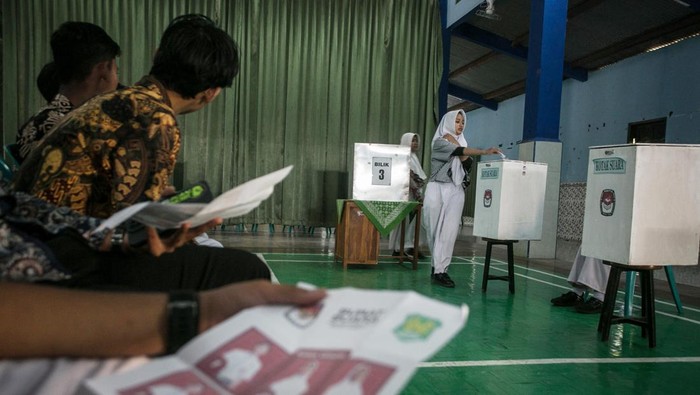 Siswa memasukan surat suara kedalam kotak pada kegiatan Sosialisasi Pemilu yang bertepatan dengan pemilihan ketua Organisasi Siswa Intra Sekolah (OSIS) dengan sistem Pemilu di SMA I Karangpandan, Karanganyar, Jawa Tengah, Rabu (27/9/2023). Sekolah setempat bekerja sama dengan KPU Karanganyar menggelar pemilihan Ketua OSIS dengan sistem pemungutan suara seperti Pemilu yang bertujuan untuk memberikan edukasi tentang demokrasi dan politik kepada siswa khususnya pemilih pemula. ANTARA FOTO/Mohammad Ayudha/nym.