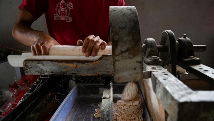 Seorang pekerja mengemas keripik tempe di industri UMKM Mama Tina, Tangerang Selatan, Banten, Rabu (27/9/2023). Keripik tempe yang dijual Rp100 ribu per kilogram tersebut dipasarkan ke sejumlah kota di Indonesia hingga ekspor ke sejumlah negara Asia dengan omzet mencapai Rp100 juta per bulan. ANTARA FOTO/Sulthony Hasanuddin/rwa.