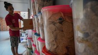 Keripik tempe yang dijual Rp100 ribu per kilogram tersebut dipasarkan ke sejumlah kota di Indonesia hingga ekspor ke sejumlah negara Asia dengan omzet mencapai Rp100 juta per bulan.  