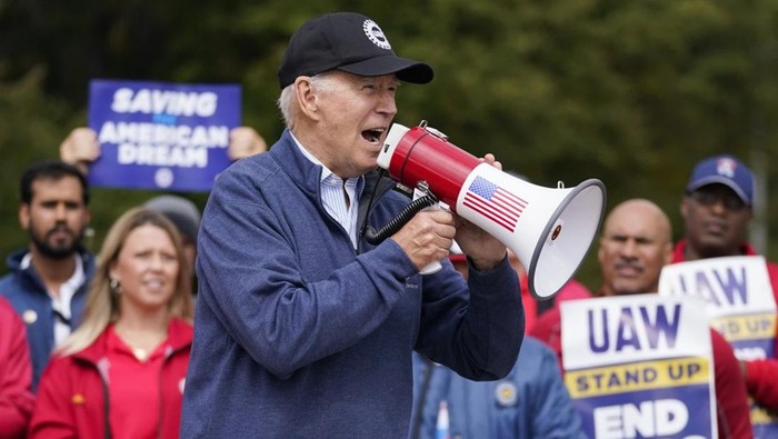 Presiden AS Joe Biden saat ikut unjuk rasa pekerja otomotif di Michigan. (AP Photo/Evan Vucci)
