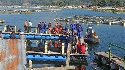 Tim SAR gabungan menyisir Danau Batur untuk mencari Nyoman Sudaya yang diduga tenggelam, pada Selasa (26/9/2023).