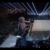 Putri Ariani tampil bling bling di final Americas Got Talent 2023 pada Selasa (26/9/2023). Dia mengenakan gaun biru berkilauan dengan ekor menyapu lantai. Detail bebatuan dan payet berkilau menghiasi hijab hingga gaun Putri Ariani. Foto: Dok. YouTube Americas Got Talent