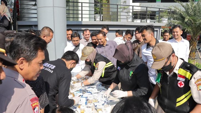 Ratusan personel Polres Metro Jakarta Barat dites urine dadakan.