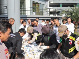 300 Personel Polres Jakbar Dites Urine Dadakan, Ini Hasilnya