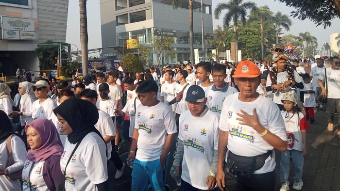 Relawan Sandiaga Uno ikut berpartisipasi di Fun Walk HUT Kadin Karawang