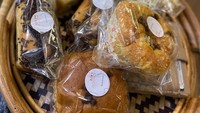 Dikarenakan banyak sekali pilihan rotinya membuat kami kalap memborong. Harga roti di sini dibanderol mulai dari Rp 15.000 per buah. Foto: detikFood/Yenny Mustika Sari