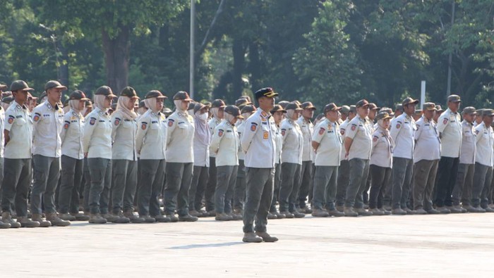 Satpol PP DKI Jakarta mengucapkan ikrar bersikap netral dalam Pemilu 2024 di Monas, Jakpus, Rabu (27/9/2023).
