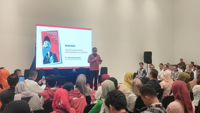 Sekjen PDI Perjuangan Hasto Kristiyanto dalam acara diskusi bedah buku Merahnya Ajaran Bung Karno: Narasi Pembebasan Ala Indonesia.