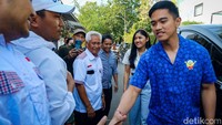 Kaesang nampak mengenakan kemeja biru bercorak dengan aksen Minions di sebelah kiri kemeja. Sementara Erina mengenakan kemeja berwarna cokelat muda.