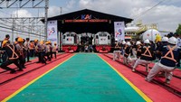 Peserta menarik lokomotif dengan tali saat lomba tarik lokomotif di Depo Lokomotif PT Kereta Api Indonesia (KAI) Daop 6 Yogyakarta, Rabu (27/9/2023). 