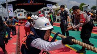 Masing-masing lokomotif ditarik menggunakan tambang oleh satu kelompok yang terdiri dari 10 orang. Dalam keadaan mesin lokomotif hidup, peserta harus beradu cepat menarik dari titik start sampai finish sejauh 15 meter.