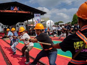 Unik! Lomba Tarik Lokomotif Seberat 80 Ton di Jogja