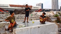 Mereka tampak ceria meski bermain di lahan kosong yang belum dibangun tersebut.  