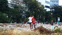 Sebagian anak juga terlihat berlarian mengejar layangan putus.  