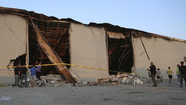Sebuah bangunan kebakaran saat pesta pernikahan di Nineveh, Irak, Rabu (27/9). Kini para warga sibuk membersihkan puing bangunan sisa kebakaran tersebut.