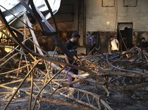 Penampakan Puing-puing Kebakaran Maut Pesta Pernikahan di Irak